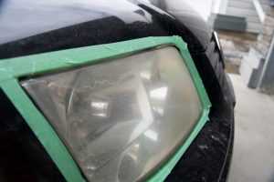 تنظيف مصابيح السيارة الأمامية