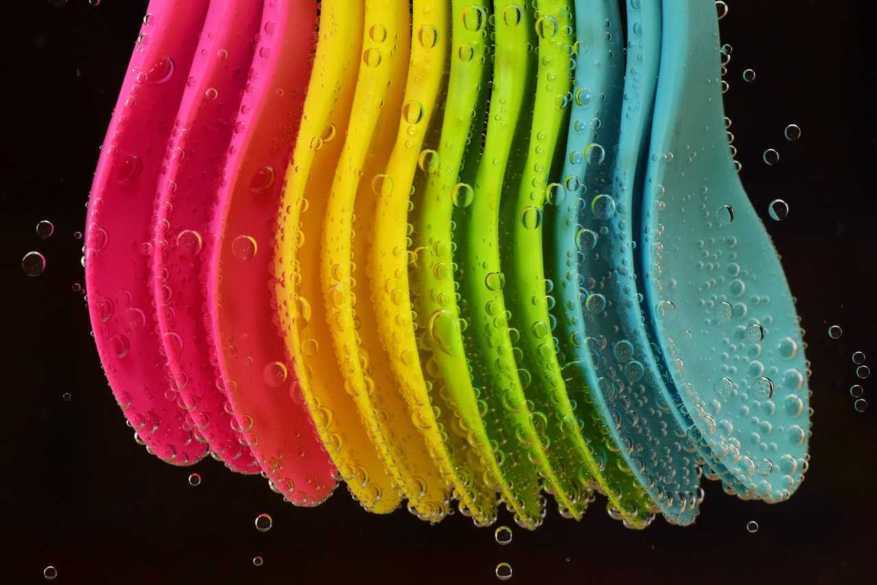 ملاعق بلاستيك