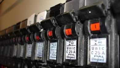 القاطع الكهربائي