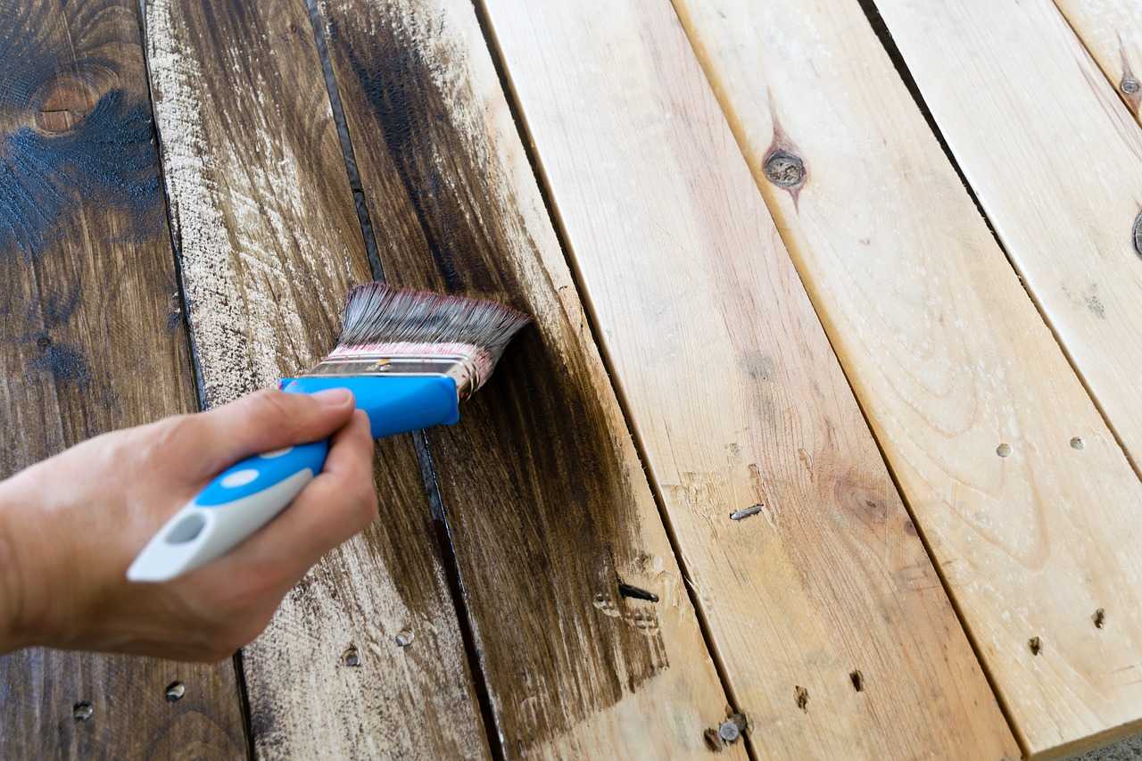 كيفية دهان الخشب بالورنيش كالمحترف 4 خطوات تقوم بها بنفسك كماشة
