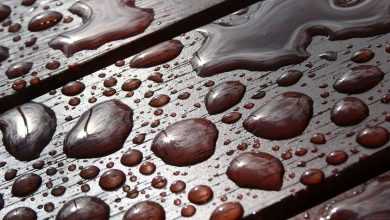 قطرات ماء على خشب