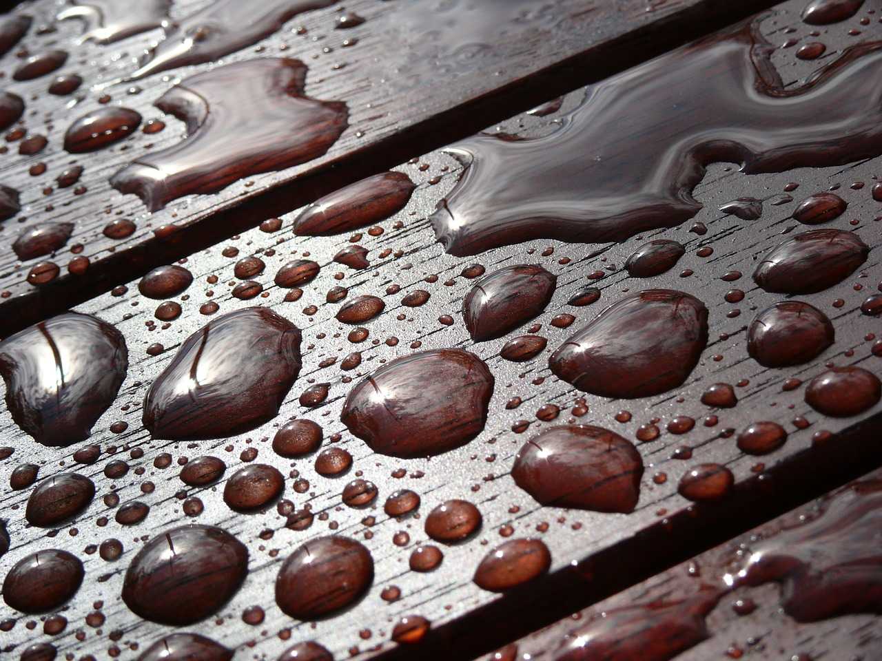 قطرات ماء على خشب