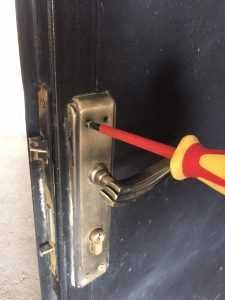 قفل الباب تغيير قفل الباب