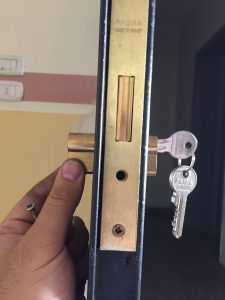 قفل الباب تغيير قفل الباب