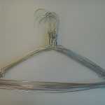 علاقة ملابس معدنية