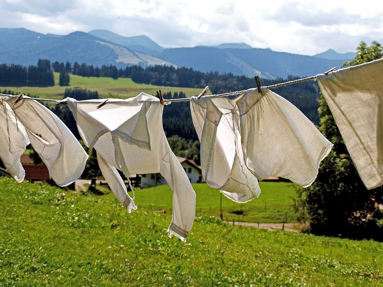كيفية إزالة البقع من الملابس بعد غسلها باستخدام المواد الطبيعية