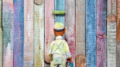 رجل يقوم بطلاء جدار