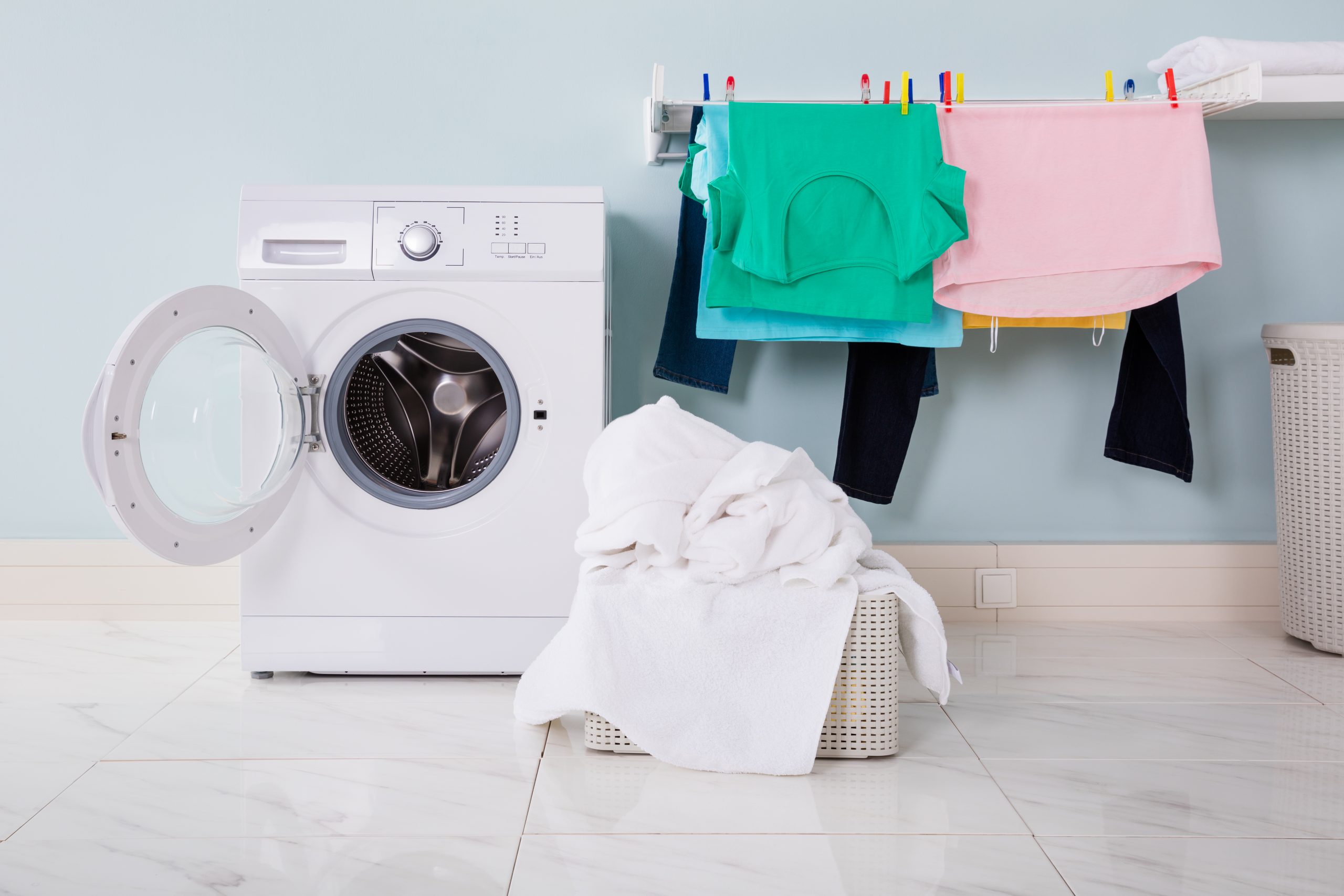 Машина функцией глажки. Samsung Washer Dryer 2020.. Одежда в стиральной машине. Стиральная машинка с вещами. Стиралка с бельем.